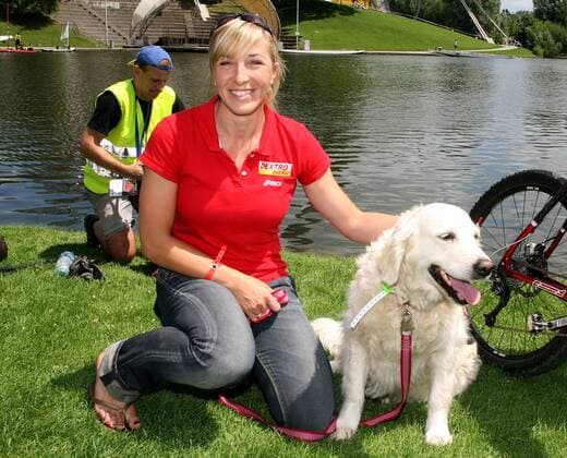 Anni Friesinger (Deutschland) mit ihrer Hündin Diana anlässlich des 24 Stunden Mountainbike Rennens in München Mountainbike 24 Stunden Rennen 2008, Radsport, Rad, 24h race, 24 h Einzelbild München