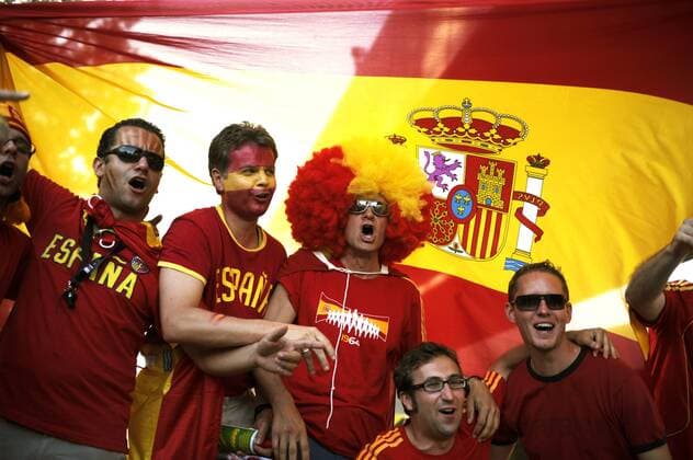 Spanische Fangruppe mit Landesfahne - Fußball Länderspiel Herren EURO 2008, EM, Nationalteam, Finale Gruppe Wien