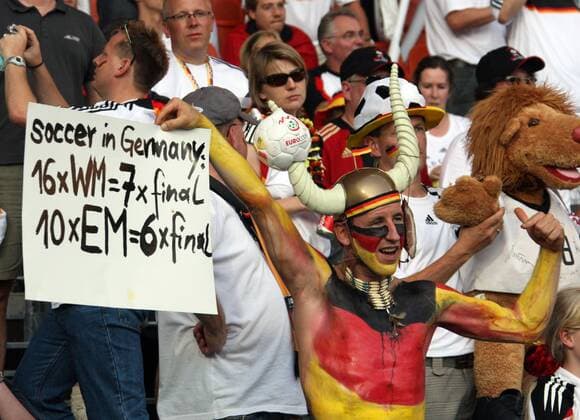 Soccer in Germany: 16xWM = 7xfinal, 10xEM = 6xfinal - Deutscher Fan mit Körperbemalung in den Nationalfarben rechnet sich Chancen aus Fußball EM Herren Euro 2008, Länderspiel, Finale, Nationalmannschaft, Gruppe Wien Begeisterung