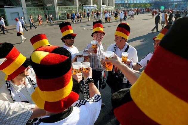 Deutsche Fans trinken auf ein erfolgreiches Finale der EURO 2008 - Fußball Länderspiel Herren EURO 2008, EM, Nationalteam, Finale Gruppe Wien