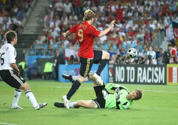 Fernando Torres (Spanien, 9) macht das 0:1 gegen Torwart Jens Lehmann und Philipp Lahm (beide Deutschland) - Fußball EM Herren Euro 2008, Länderspiel, Finale, Nationalmannschaft, Nationaltrikot, Deutschland - Spanien Gruppe Wien Dynamik,