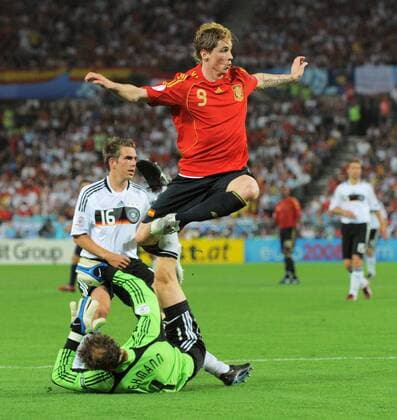 Fernando Torres (Spanien) überspringt Torwart Jens Lehmann und trifft zum 1:0, Philipp Lahm (beide Deutschland) konnte nicht folgen Fußball EM Herren EURO 2008, Finale, Nationalteam, Nationaltrikot Gruppe Wien Dynamik, Höhe,