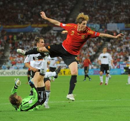 Fernando Torres (Spanien) trifft gegen Torwart Jens Lehmann (Deutschland) zum 1:0 Fußball EM Herren EURO 2008, Finale, Nationalteam, Nationaltrikot, Deutschland - Spanien Gruppe Wien Dynamik,