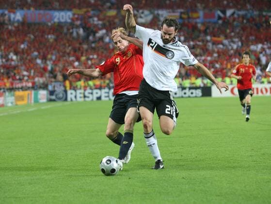 Fernando Torres (Spanien, li.) gegen Christoph Metzelder (Deutschland) Fußball Länderspiel Herren EURO 2008, EM, Nationalteam, Nationaltrikot, Finale, Deutschland - Spanien 0:1 Gruppe Wien Dynamik, Kampf,