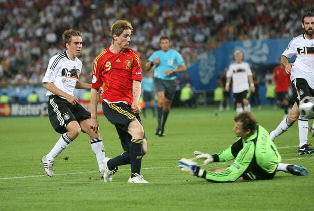 Fernando Torres (Spanien, Mitte) trifft gegen Torwart Jens Lehmann und Philipp Lahm (beide Deutschland) zum 1:0 Fußball Länderspiel Herren EURO 2008, EM, Nationalteam, Nationaltrikot, Finale, Deutschland - Spanien 0:1 Gruppe Wien Dynamik, Kampf,