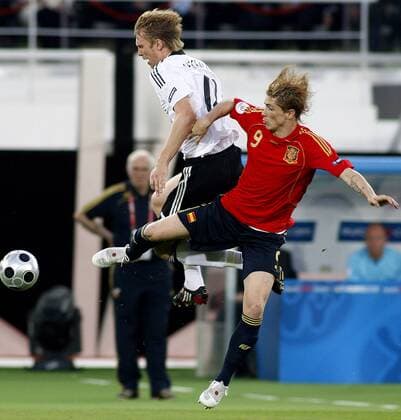 Fernando Torres (Spanien, re.) gegen Per Mertesacker (Deutschland) -  Fußball EM Herren Euro 2008, Länderspiel, Finale, Nationalmannschaft, Nationaltrikot, Deutschland - Spanien 0:1 Gruppe Wien Dynamik,