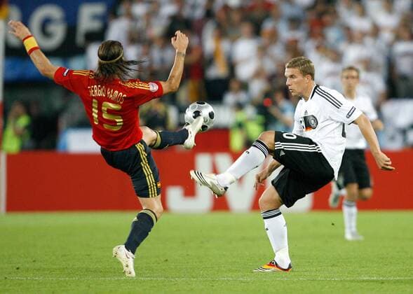 Lukas Podolski (Deutschland, re.) gegen Sergio Ramos (Spanien) -  Fußball EM Herren Euro 2008, Länderspiel, Finale, Nationalmannschaft, Nationaltrikot, Deutschland - Spanien 0:1 Gruppe Wien Dynamik,