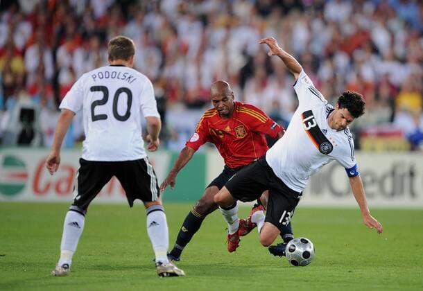 Michael Ballack (Deutschland, re.) gegen Marcos Senna (Spanien) - Fußball EM Herren EURO 2008, Länderspiel, Finale, Nationalteam, Nationaltrikot, Deutschland - Spanien 0:1 Gruppe Wien