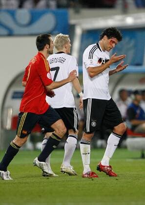 Michael Ballack (Deutschland, re.) mit einer Platzwunde, li. Carlos Marchena (Spanien) -  Fußball EM Herren Euro 2008, Länderspiel, Finale, Nationalmannschaft, Nationaltrikot, Deutschland - Spanien 0:1 Gruppe Wien