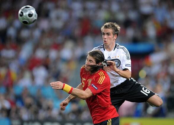 Philipp Lahm (Deutschland, re.) gegen Sergio Ramos (Spanien) - Fußball EM Herren EURO 2008, Länderspiel, Finale, Nationalteam, Nationaltrikot, Deutschland - Spanien 0:1 Gruppe Wien