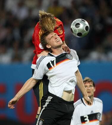 Per Mertesacker (Deutschland, vorn) gegen Fernando Torres (Spanien) Fußball EM Herren Euro 2008, Länderspiel, Finale, Nationalmannschaft, Nationaltrikot, Deutschland - Spanien 0:1 Gruppe Wien Dynamik,