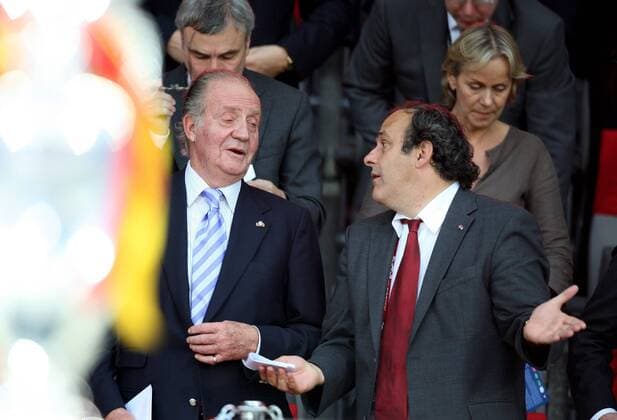 König Juan Carlos von Spanien (li.) im Gespräch mit UEFA Präsident Michel Platini (Frankreich) -  Fußball EM Herren EURO 2008, Länderspiel, Finale, Nationalteam, Gruppe Wien