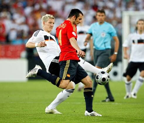 Bastian Schweinsteiger (Deutschland, li.) gegen Carlos Marchena (Spanien) -  Fußball EM Herren EURO 2008, Länderspiel, Finale, Nationalteam, Nationaltrikot, Deutschland - Spanien 0:1 Gruppe Wien