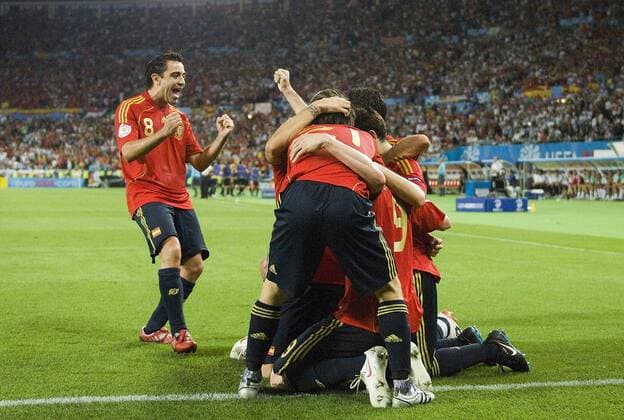 Torjubel Spanien Fußball EM Herren EURO 2008, Länderspiel, Finale, Nationalteam, Nationaltrikot, Gruppe Wien Freude,