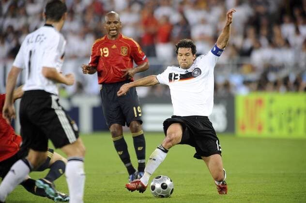 Michael Ballack (Deutschland), dahinter Marcos Senna (Spanien) Fußball EM Herren EURO 2008, Länderspiel, Finale, Nationalteam, Nationaltrikot, Deutschland - Spanien 0:1 Gruppe Wien Dynamik,