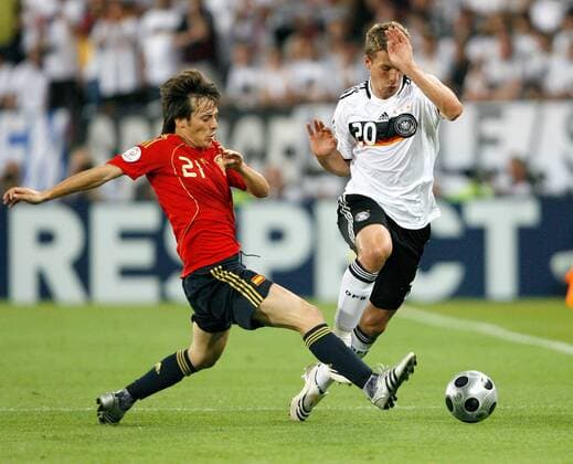 David Silva (Spanien, li.) gegen Lukas Podolski (Deutschland) -  Fußball Länderspiel Herren EURO 2008, EM, Nationalteam, Nationaltrikot, Finale, Deutschland - Spanien 0:1 Gruppe Wien Dynamik, Kampf,