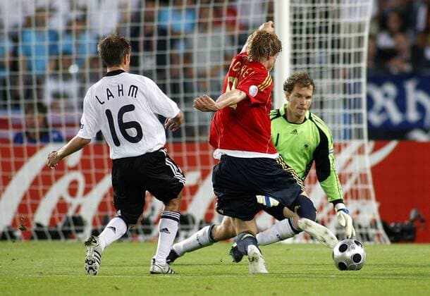 Torwart Jens Lehmann und Philipp Lahm (beide Deutschland) kassieren das 0:1 durch Fernando Torres (Spanien) -  Fußball Länderspiel Herren EURO 2008, EM, Nationalteam, Nationaltrikot, Finale, Deutschland - Spanien 0:1 Gruppe Wien Dynamik, Kampf,