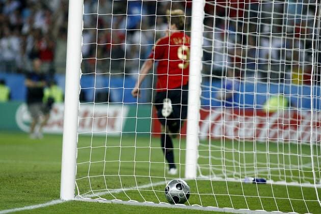 Spanien mit dem 0:1 gegen Deutschland im Euro 2008 Finale - Serie (5 6) -  - NOxONLINExUSE Fußball EM Herren Euro 2008, Länderspiel, Finale, Nationalmannschaft, Nationaltrikot, Deutschland - Spanien 0:1 Einzelbild Wien