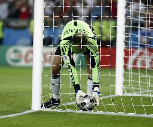 Torwart Jens Lehmann (Deutschland) holt nach dem 0:1 Gegentor den Ball - Serie (6 6) -  - NOxONLINExUSE Fußball EM Herren Euro 2008, Länderspiel, Finale, Nationalmannschaft, Nationaltrikot, Einzelbild Wien Enttäuschung,