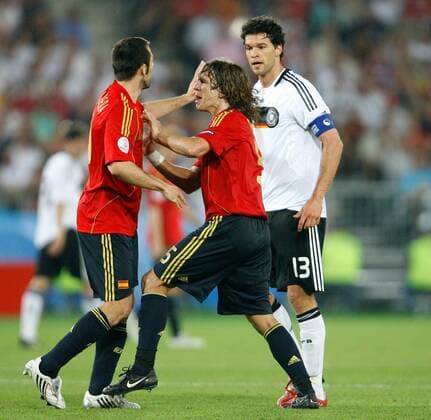 Carles Puyol (Mitte) und Carlos Marchena (beide Spanien) im Streitgespräch mit Michael Ballack (Deutschland) -  Fußball Länderspiel Herren EURO 2008, EM, Nationalteam, Nationaltrikot, Finale, Deutschland - Spanien 0:1 Gruppe Wien Spannung,