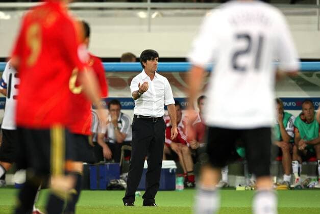Bundestrainer Joachim Löw (Deutschland) dirigiert das EM Final vom Spielfeldrand -  Fußball Länderspiel Herren EURO 2008, EM, Nationalteam, Nationaltrikot, Finale, Deutschland - Spanien 0:1 Gruppe Wien