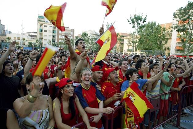 Spanische Fans auf der Fanmeile in Barcelona jubeln, als das 0:1 für ihr Team fällt -  - NOxONLINExUSE Fußball EM Herren Euro 2008, Länderspiel, Finale, Nationalmannschaft, Totale Barcelona Freude,
