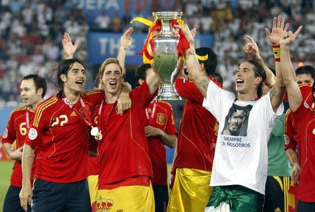 Europameister 2008 Spanien - Sergio Ramos (re.) und Fernando Torres (Mitte) präsentieren den Pokal -  - NOxONLINExUSE Fußball EM Herren EURO 2008, Länderspiel, Finale, Nationalteam, Nationaltrikot Gruppe Wien Freude,