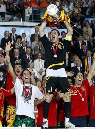 Europameister 2008 Spanien - Torwart Iker Casillas präsentiert den Pokal -  - NOxONLINExUSE Fußball EM Herren EURO 2008, Länderspiel, Finale, Nationalteam, Nationaltrikot Gruppe Wien Freude,