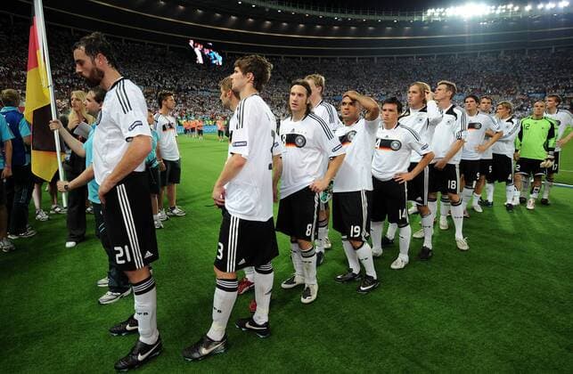 Deutschland schreitet enttäuscht zur Siegerehrung - Fußball Länderspiel Herren EURO 2008, EM, Nationalteam, Nationaltrikot, Finale, Totale Wien Enttäuschung,