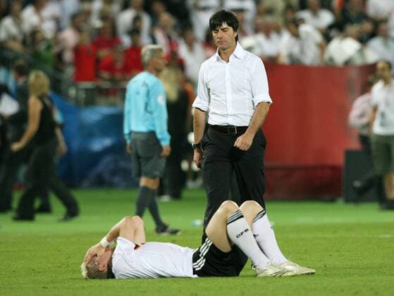 Bundestrainer Joachim Löw schaut zu dem am Boden liegenden Bastian Schweinsteiger (beide Deutschland) Fußball EM Herren EURO 2008, Länderspiel, Finale, Nationalteam, Nationaltrikot Gruppe Wien Enttäuschung,