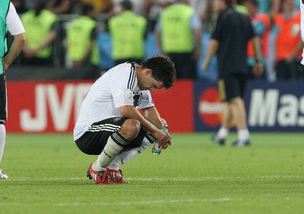 Michael Ballack (Deutschland) enttäuscht Fußball Länderspiel Herren EURO 2008, EM, Nationalteam, Nationaltrikot, Finale, Einzelbild Wien Enttäuschung,