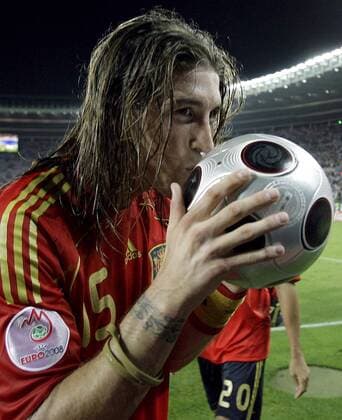 Sergio Ramos (Spanien) küsst den Finalball Europass Gloria von Adidas -  - NOxONLINExUSE Fußball EM Herren EURO 2008, Länderspiel, Finale, Nationalteam, Nationaltrikot, Europameister Einzelbild Wien Freude,