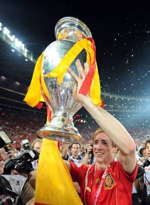 Matchwinner Fernando Torres (Spanien) ist mit seinem Team Europameister und jubelt mit der Trophäe - Fußball EM Herren EURO 2008, Finale, Nationalteam, Vdig Einzelbild Wien Freude, Begeisterung,