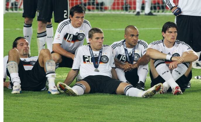 Deutschland enttäuscht, v.li.: Kevin Kuranyi, Piotr Trochowski, Lukas Podolski, David Odonkor und Mario Gomez Fußball EM Herren Euro 2008, Länderspiel, Finale, Nationalmannschaft, Nationaltrikot, Gruppe Wien