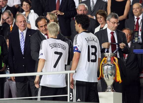 Deutschland ist Vizeeuropameister: König Juan Carlos von Spanien (li.) und UEFA Präsident Michel Platini (Frankreich) gratulieren Bastian Schweinsteiger und Michael Ballack (beide Deutschland) Fußball EM Herren EURO 2008, Nationalteam, Finale, Vdig, premiumd Gruppe Wien