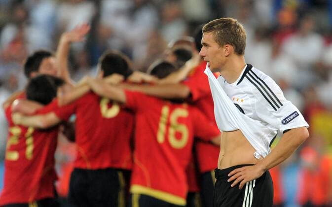 Lukas Podolski (Deutschland) enttäuscht während Spanien jubelt Fußball EM Herren EURO 2008, Länderspiel, Nationalteam, Nationaltrikot, Finale, Deutschland - Spanien 0:1 Gruppe Wien Enttäuschung,