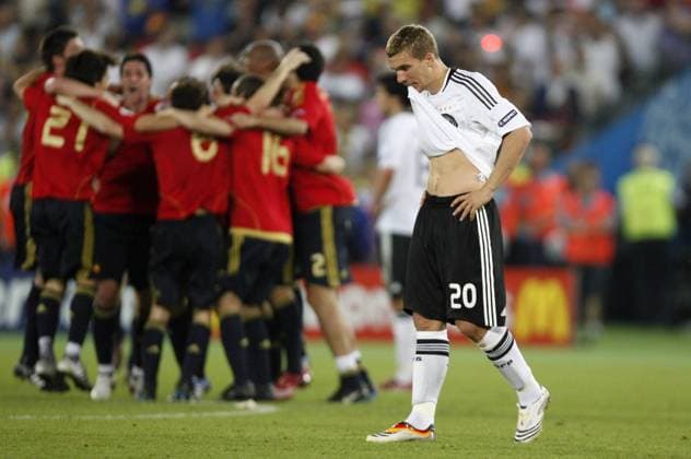 Lukas Podolski (Deutschland) geht enttäuscht an den Spaniern vorbei Fußball EM Herren Euro 2008, Länderspiel, Nationalteam, Finale, Nationaltrikot, Deutschland - Spanien 0:1 Einzelbild Wien Enttäuschung, Freude,