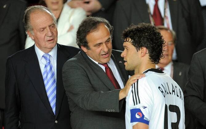Michael Ballack (Deutschland, re.), UEFA Präsident Michel Platini (Frankreich, Mitte) und König Juan Carlos von Spanien bei der Siegerehrung der Euro 2008 Fußball EM Herren Euro 2008, Länderspiel, Nationalmannschaft, Finale Gruppe Wien
