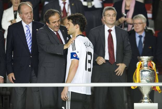 UEFA Präsident Michel Platini (Frankreich, 2. v. li.) und König Juan Carlos von Spanien gratulieren Michael Ballack (Deutschland) zum 2. Platz bei der EM 2008 Fußball EM Herren Euro 2008, Länderspiel, Finale, Nationalmannschaft, Nationaltrikot, Deutschland - Spanien 0:1 Gruppe Wien