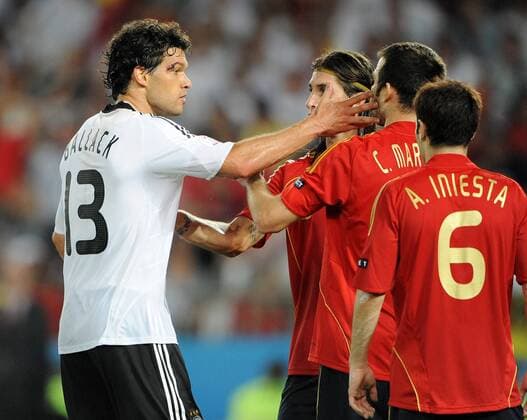 Michael Ballack (Deutschland, li.) geht Carlos Marchena (Spanien) an die Backe - Fußball EM Herren Euro 2008, Länderspiel, Nationalmannschaft, Finale Gruppe Wien