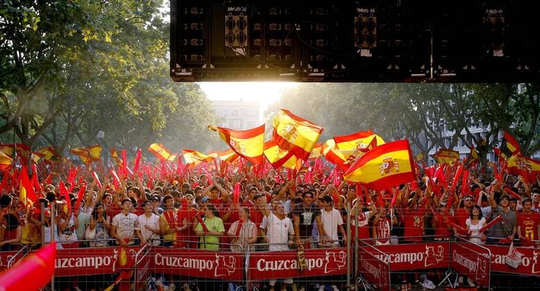 Spanische Fans beim Public Viewing des EM Finales in Valencia -  - NOxONLINExUSE Fußball EM Herren EURO 2008, Public Viewing, Live Übertragung, Fußballübertragung, Liveübertragung, Länderspiel, Totale Valencia