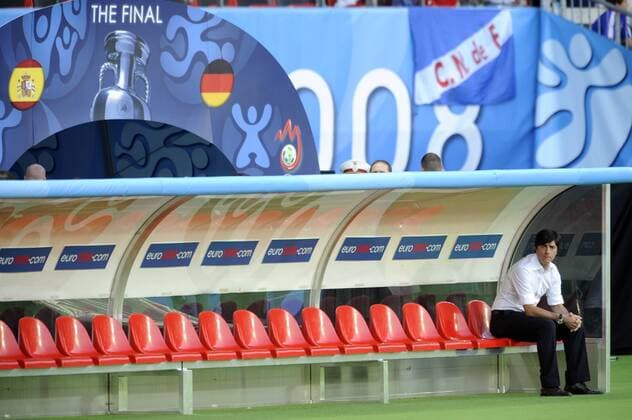 Bundestrainer Joachim Löw (Deutschland) nachdenklich auf der Bank Fußball EM Herren Euro 2008, Länderspiel, Finale, Nationalmannschaft, Deutschland - Spanien 0:1 Totale Wien Nachdenklichkeit,