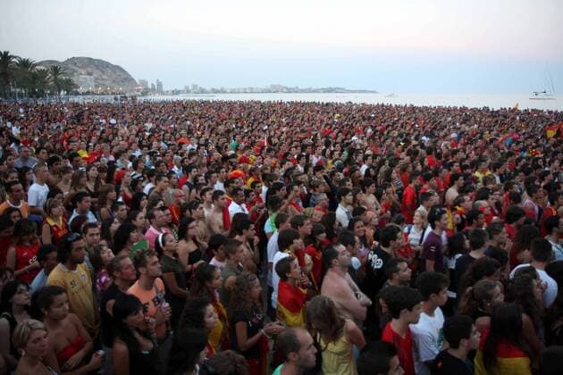 Spanische Fans beim Public Viewing des EM Finales 2008 am Strand von Postiguet in Alicante -  - NOxONLINExUSE Fußball EM Herren EURO 2008, Public Viewing, Live Übertragung, Fußballübertragung, Liveübertragung, Länderspiel, Totale Alicante Masse,