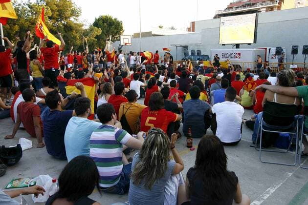 Spanische Fans beim Public Viewing des EM Finales 2008 in Barcelona -  - NOxONLINExUSE Fußball EM Herren EURO 2008, Public Viewing, Live Übertragung, Fußballübertragung, Liveübertragung, Länderspiel, Totale Barcelona