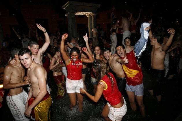 Spanische Fans jubeln ausgelassen beim Public Viewing des EM Finales 2008 in Madrid -  - NOxONLINExUSE Fußball EM Herren EURO 2008, Public Viewing, Live Übertragung, Fußballübertragung, Liveübertragung, Länderspiel, Totale Madrid Freude, Begeisterung,