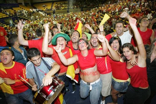 Spanische Fans jubeln ausgelassen beim Public Viewing des EM Finales 2008 in Las Palmas de Gran Canaria -  - NOxONLINExUSE Fußball EM Herren EURO 2008, Public Viewing, Live Übertragung, Fußballübertragung, Liveübertragung, Länderspiel, Totale Las Palmas de Gran Canaria Freude, Begeisterung,
