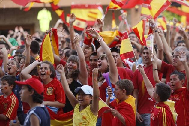 Spanische Fans beim Public Viewing des EM Finales 2008 in Mostoles -  - NOxONLINExUSE Fußball EM Herren EURO 2008, Public Viewing, Live Übertragung, Fußballübertragung, Liveübertragung, Länderspiel, Totale Mostoles Freude,