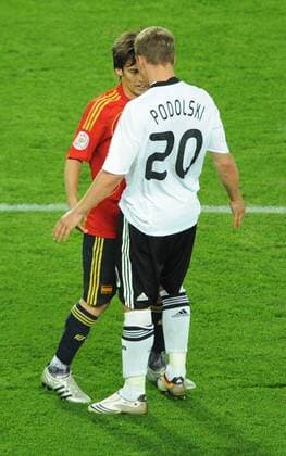 David Silva (Spanien, li.) und Lukas Podolski (Deutschland) geraten aneinander - Fußball EM Herren Euro 2008, Länderspiel, Finale, Nationalmannschaft, Nationaltrikot, Deutschland - Spanien 0:1 Gruppe Wien Spannung,