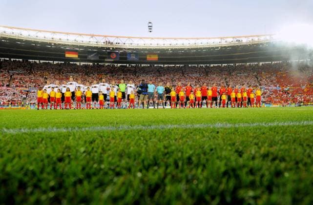 Nationalhymnen vor dem EM Finale 2008 zwischen Deutschland (li.) und Spanien Fußball EM Herren EURO 2008, Länderspiel, Nationalteam, Nationaltrikot, Finale, Deutschland - Spanien 0:1 Totale Wien