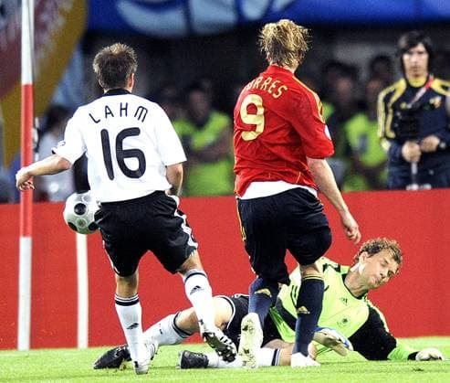 Fernando Torres (Spanien, re.) erzielt das 1:0 gegen Torwart Jens Lehmann (re.) und Phillip Lahm (beide Deutschland) -  Fußball EM Herren Euro 2008, Länderspiel, Nationalmannschaft, Finale, Gruppe Wien